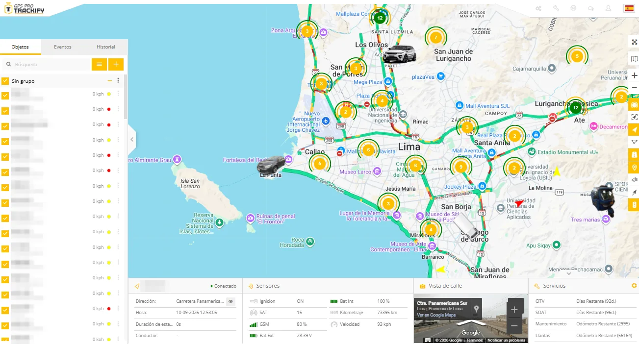 Panel de Trackify: mapa de Lima con las unidades agrupadas por zona, la lista de vehículos, y la ficha de una unidad en marcha por la Panamericana Sur, con sus sensores, la vista de calle y los vencimientos de SOAT, revisión técnica, mantenimiento y llantas.
